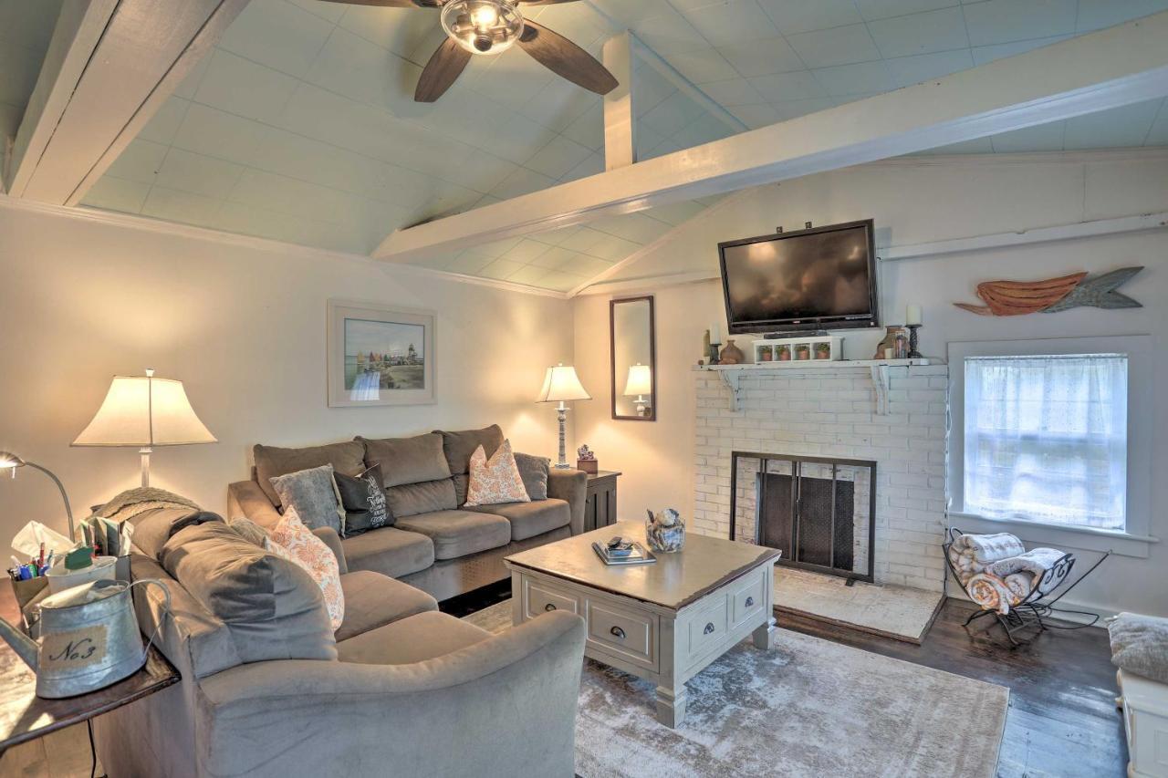 Coastal, Walkable Home In Historic Southport! Exterior photo